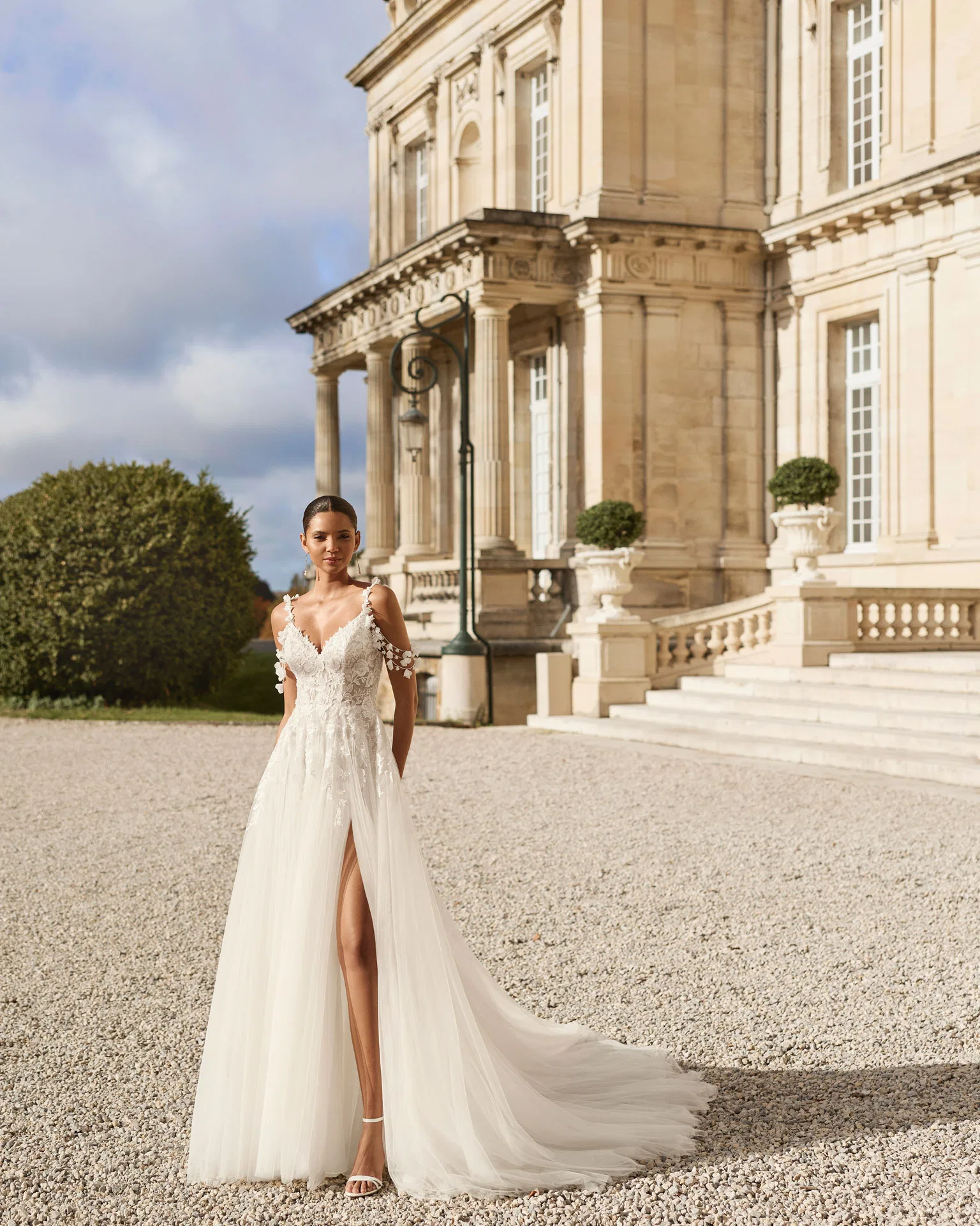 Robe de mariée Alba Rosa Clara fluide bretelles fines au show room Ivana Bianca