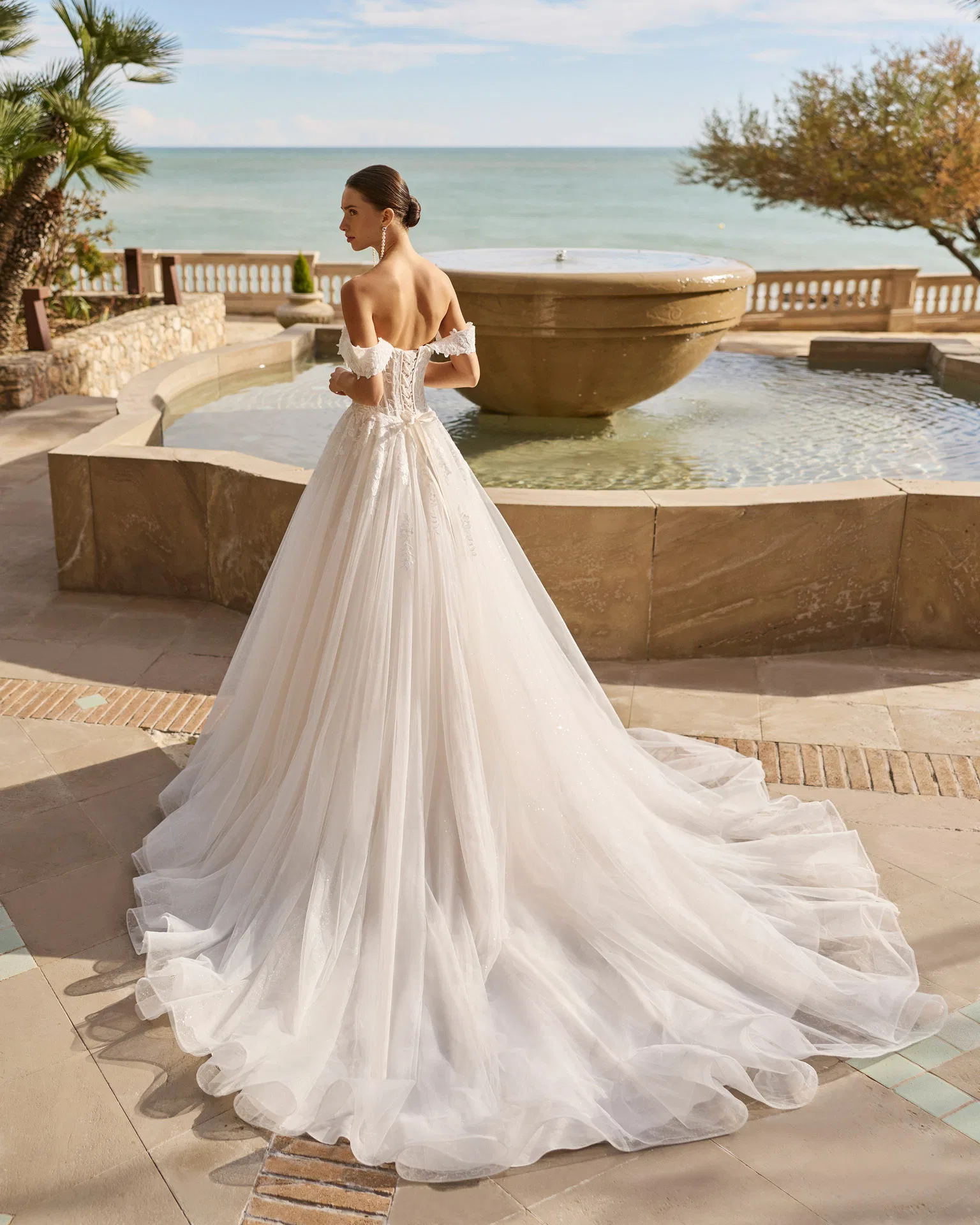 Robe de mariée Fineya de Luna Novias de dos longue traîne au showroom Ivana Bianca