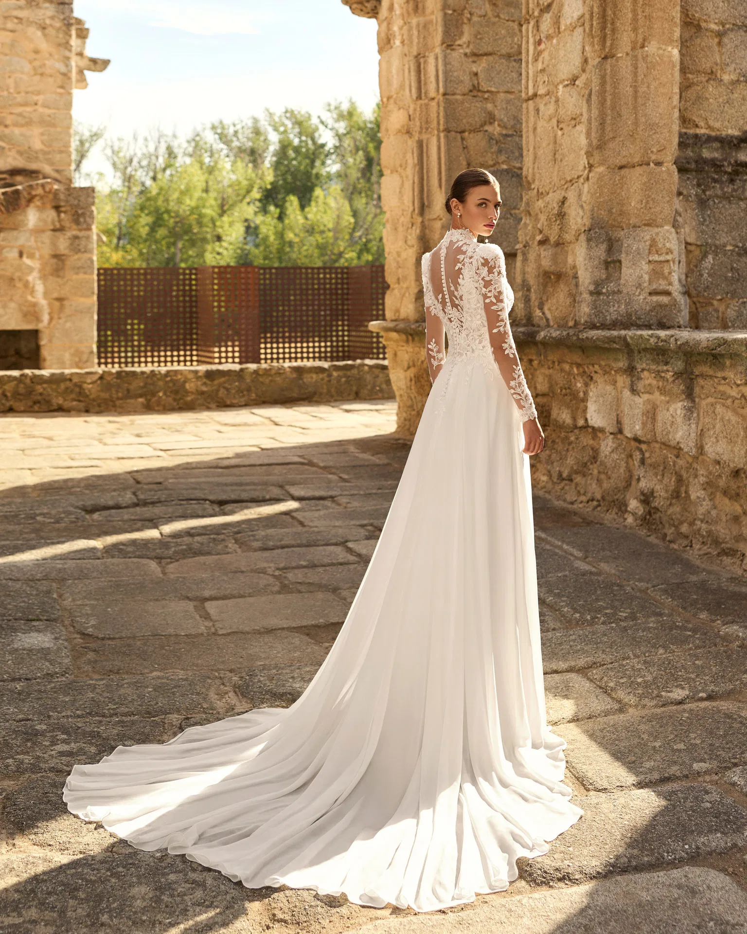 Robe de mariée Papiro Adriana Alier - traîne vue de dos - Aubagne