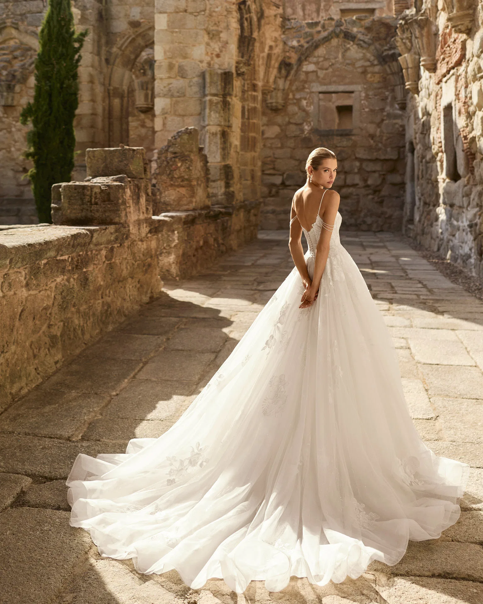 Robe de mariée Perfume Adriana Alier - vue de dos traîne - Aubagne