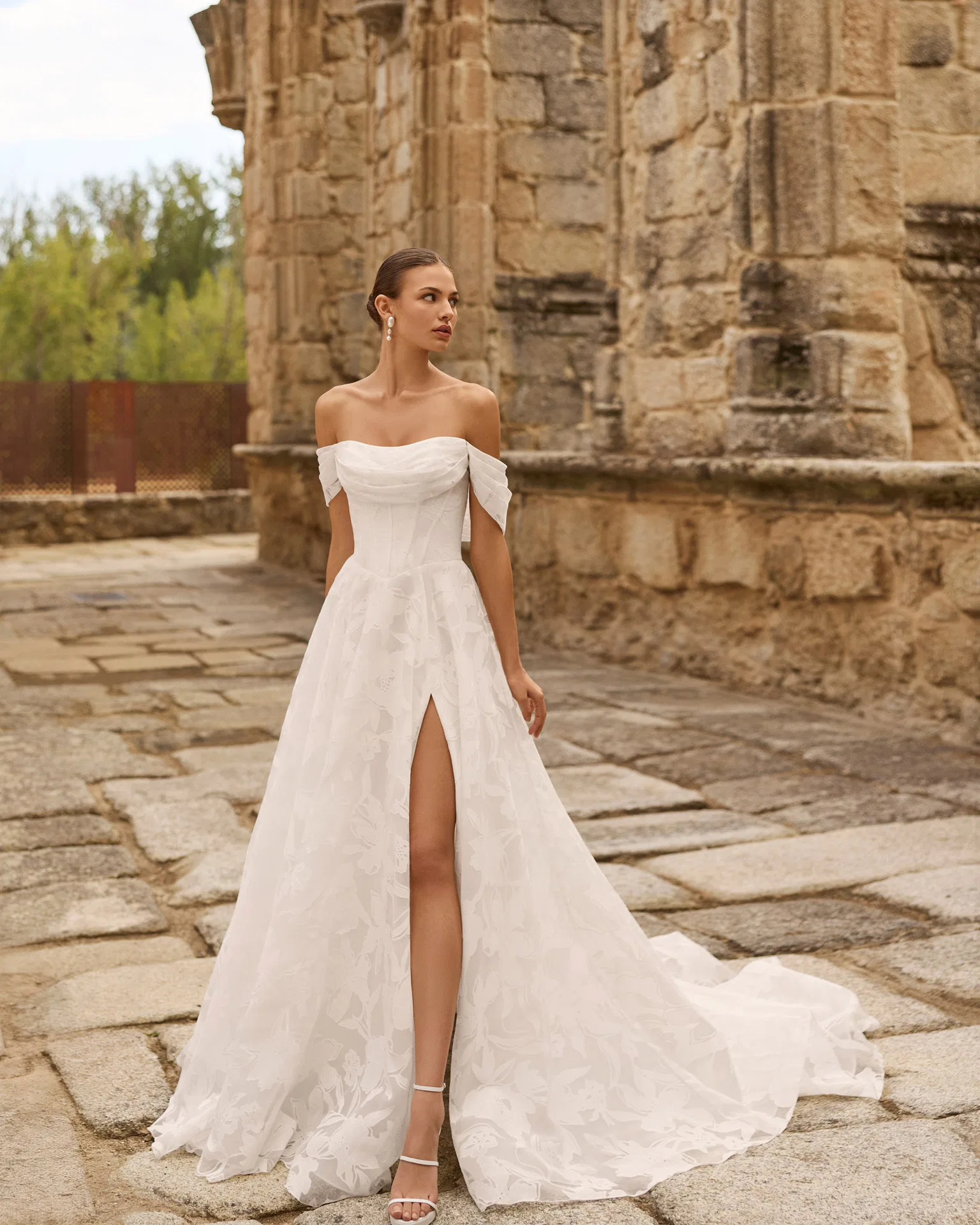 Robe de mariée Piscilo Adriana Alier - détail du décolleté épaules dénudées - Aubagne