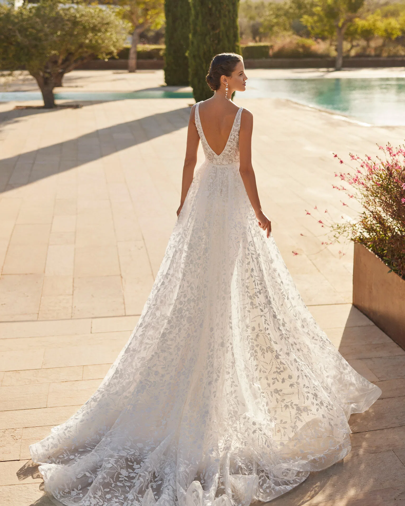 Senin robe de mariée sirène Adriana Alier dos nu au showroom Ivana Bianca