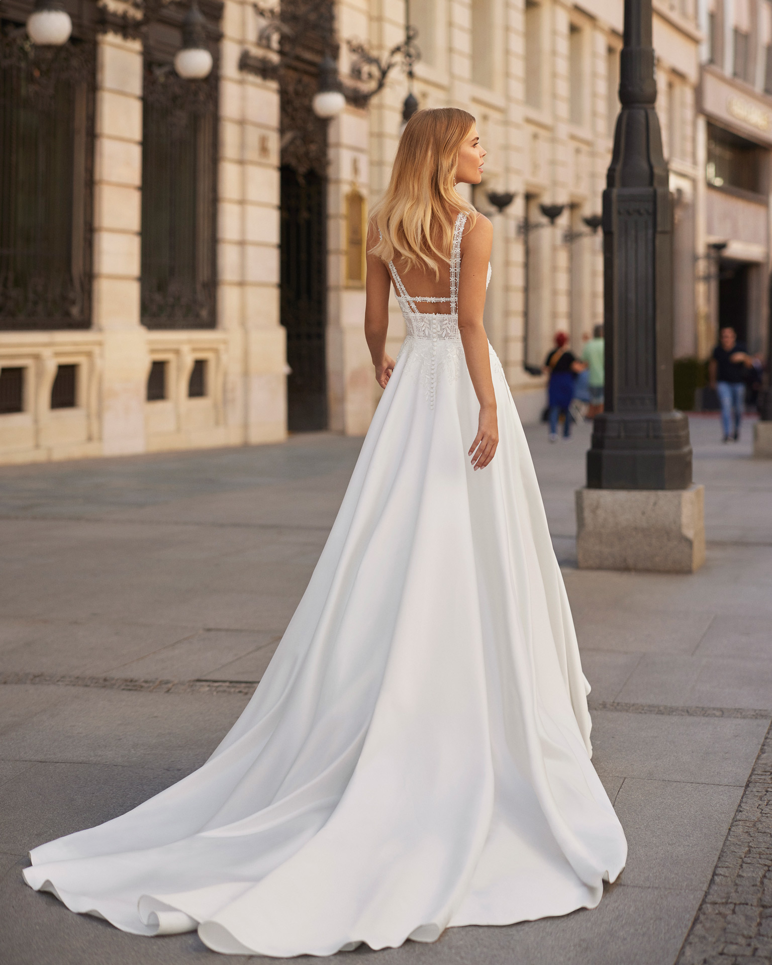 sivid-luna-novias-robe-de-mariee-satin-dentelle-ivana-bianca-aubagne-marseille-toulon-aix (2)