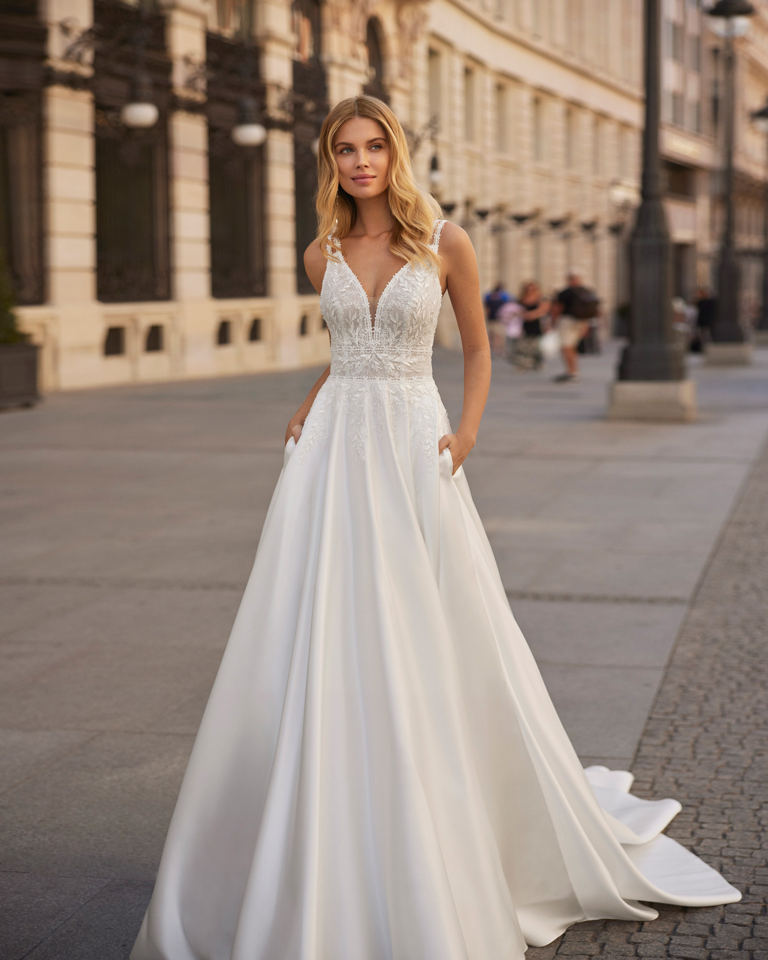 sivid-luna-novias-robe-de-mariee-satin-dentelle-ivana-bianca-aubagne-marseille-toulon-aix (3)